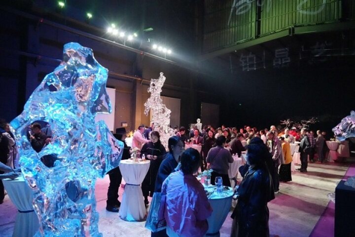 高透明合成水晶艺术品引众人围观（许文昌 摄）