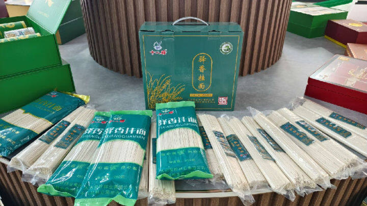 十八站林业局依西肯林场十八驿驿香挂面(刘晓东 摄)