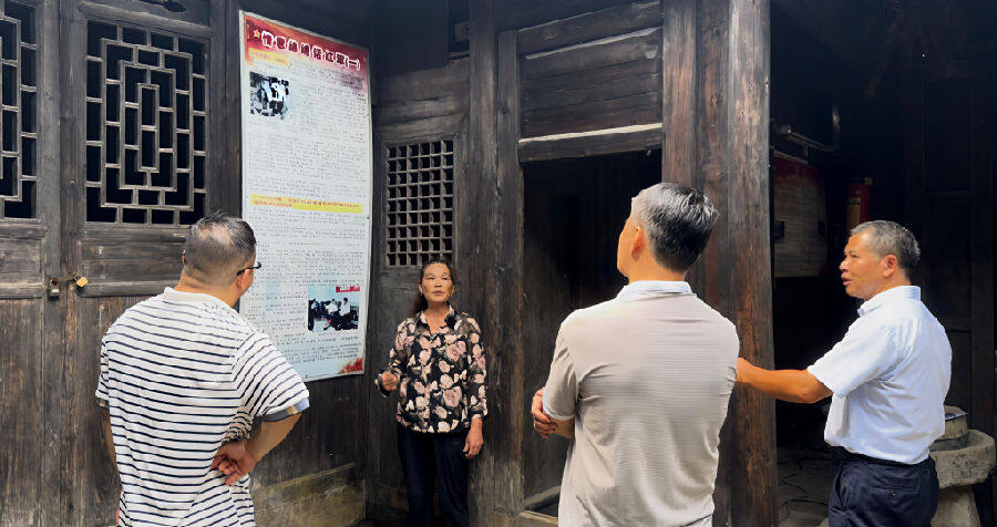 唐佰姣给来九如堂参观的游客做义务讲解（黄永为 摄）