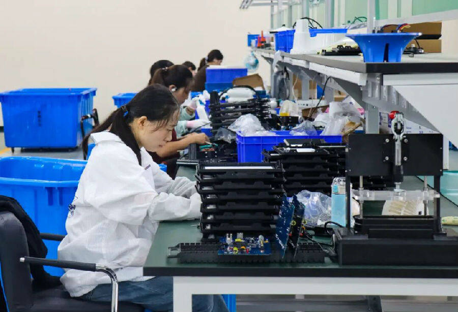 新厂区正满负荷运转(刘小莉 摄) 新厂区正满负荷运转(刘小莉 摄)